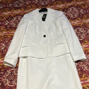Women’s NWT size 10 white suit with long skirt.